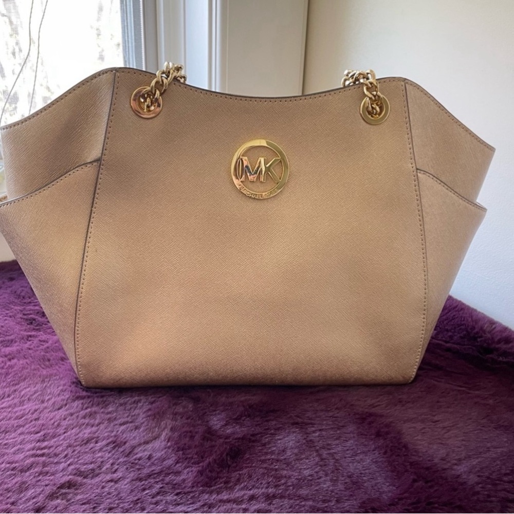 Michael Kors
Kors Jet Set Travel Large Chain
Shoulder Tote